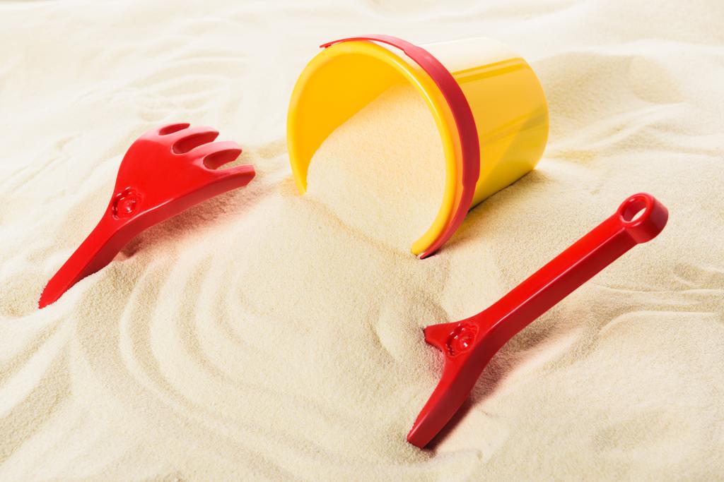 Crianças brinquedos e balde na praia de areia
 - Foto, Imagem