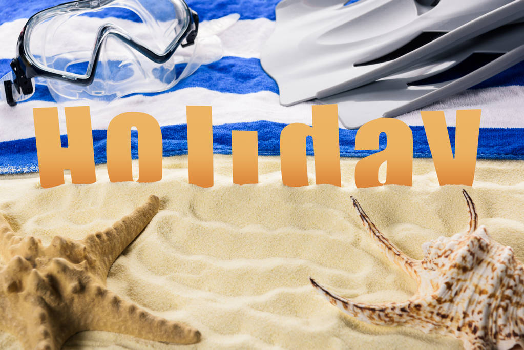Маска и праздничная надпись на песчаном пляже с раковиной и клубней
 - Фото, изображение