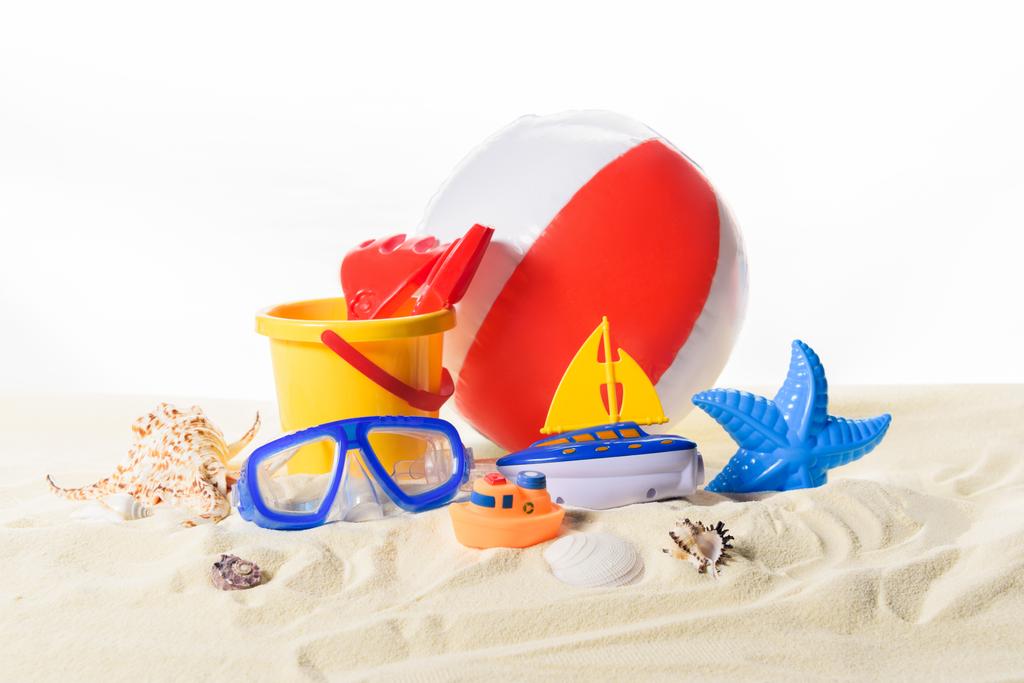 Plaj topu ve oyuncaklar üzerinde beyaz izole kum - Fotoğraf, Görsel