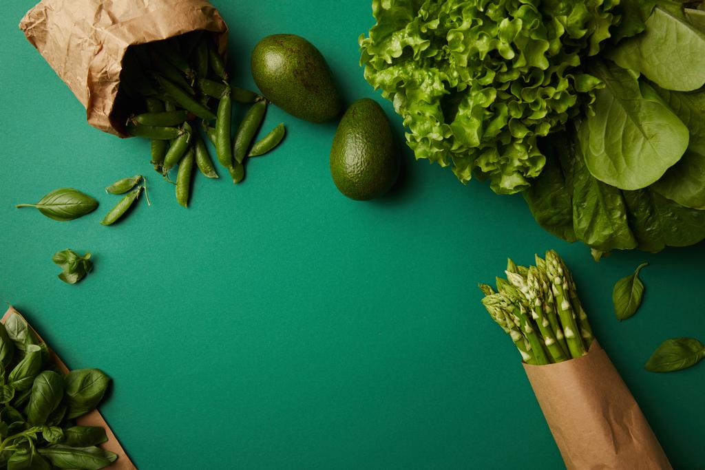 vista superior de diferentes verduras verdes maduras en la superficie verde
 - Foto, imagen