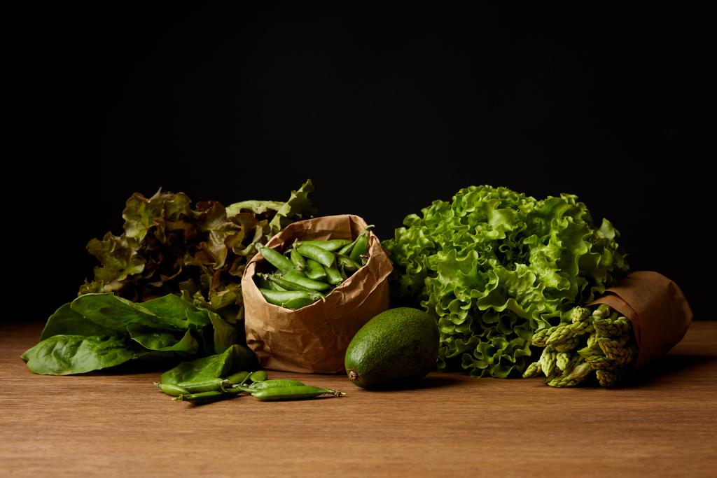 lähikuva kypsiä vihreitä vihanneksia puupinnalla
 - Valokuva, kuva