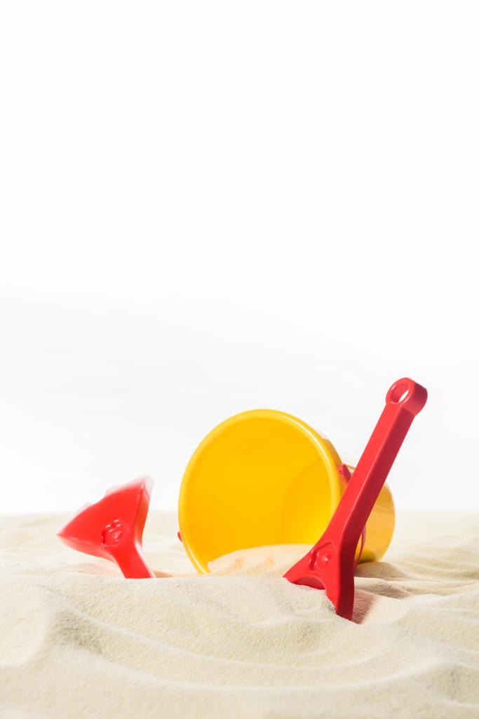Secchio e giocattoli da spiaggia in sabbia isolata su bianco
 - Foto, immagini