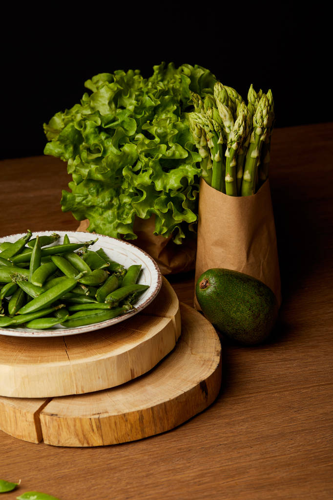 υγιή πράσινα λαχανικά σε ξύλινη επιτραπέζια - Φωτογραφία, εικόνα