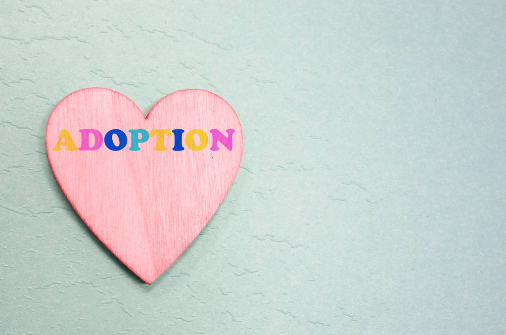 Coeur rose avec texte d'adoption coloré sur bleu
                                - Photo, image