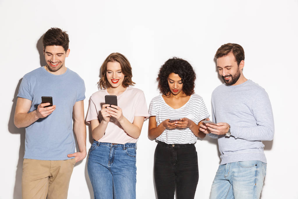 Группа счастливых многорасовых людей, использующих мобильные телефоны, изолированные на белом фоне
 - Фото, изображение