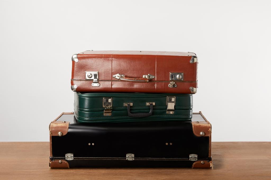 Pinottu vanha nahka matkalaukut puinen pöytä
 - Valokuva, kuva