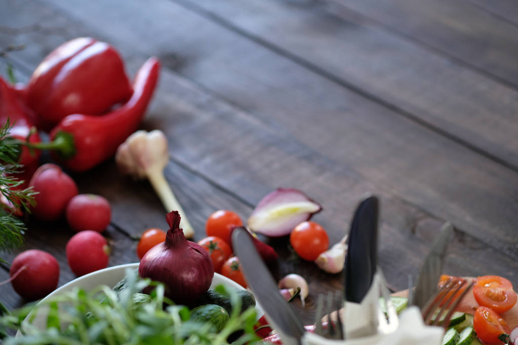 verduras para ensalada en una mesa de madera vieja
. - Foto, Imagen