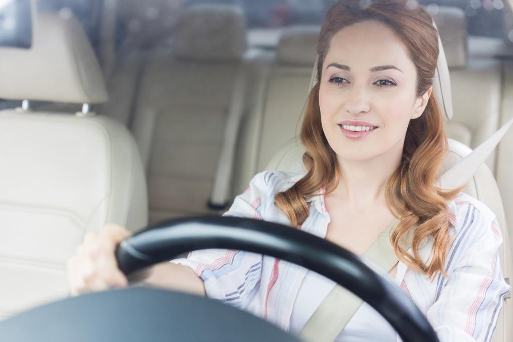 retrato de mujer sonriente conduciendo coche solo
 - Foto, Imagen
