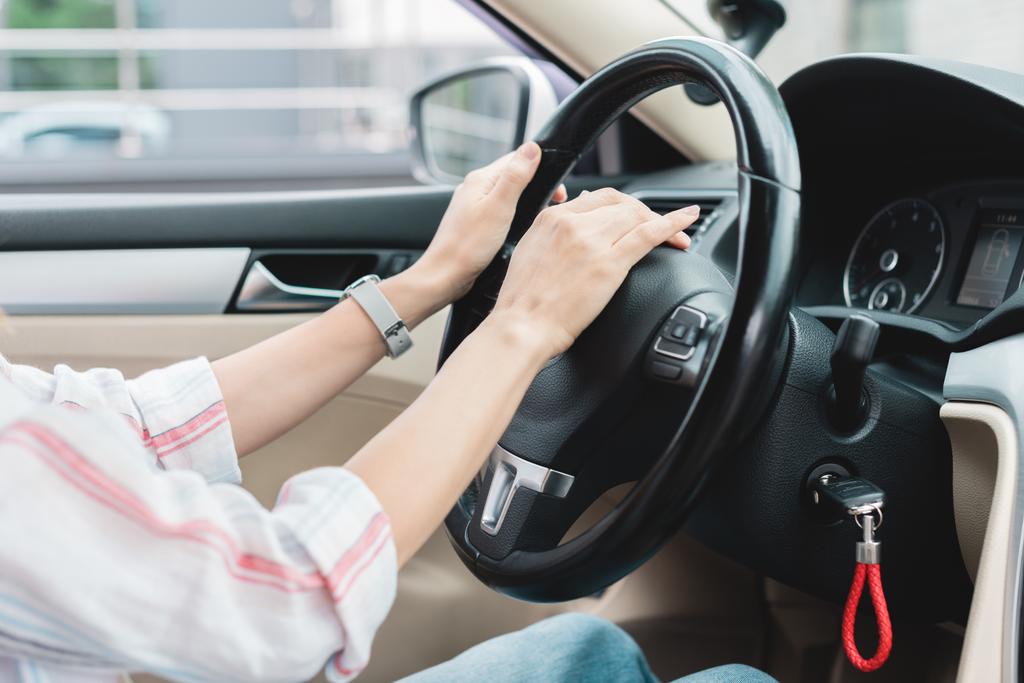 részleges kilátás nyílik a nő honking szarv, autó vezetés közben - Fotó, kép
