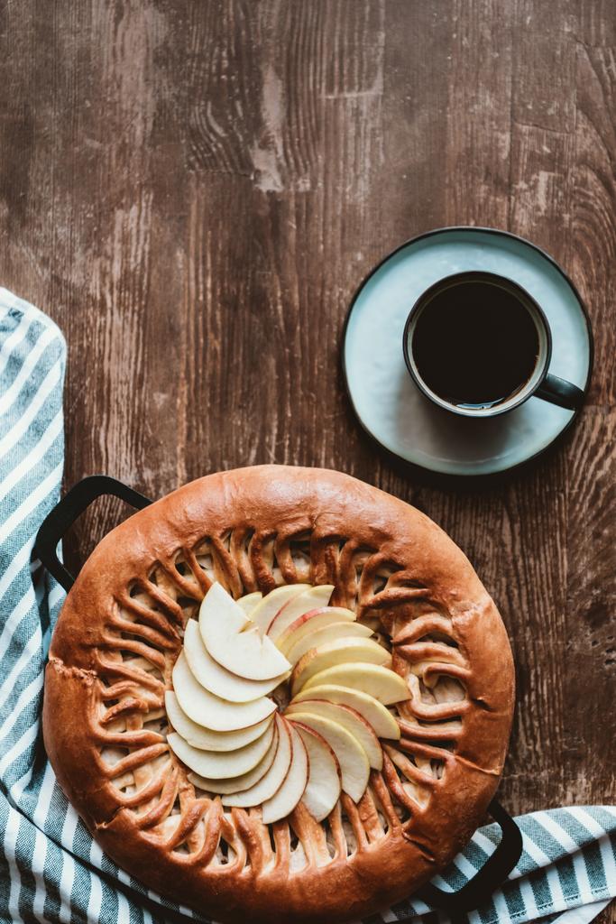 木製卓上の自家製アップルパイとコーヒーのカップの上から見る - 写真・画像