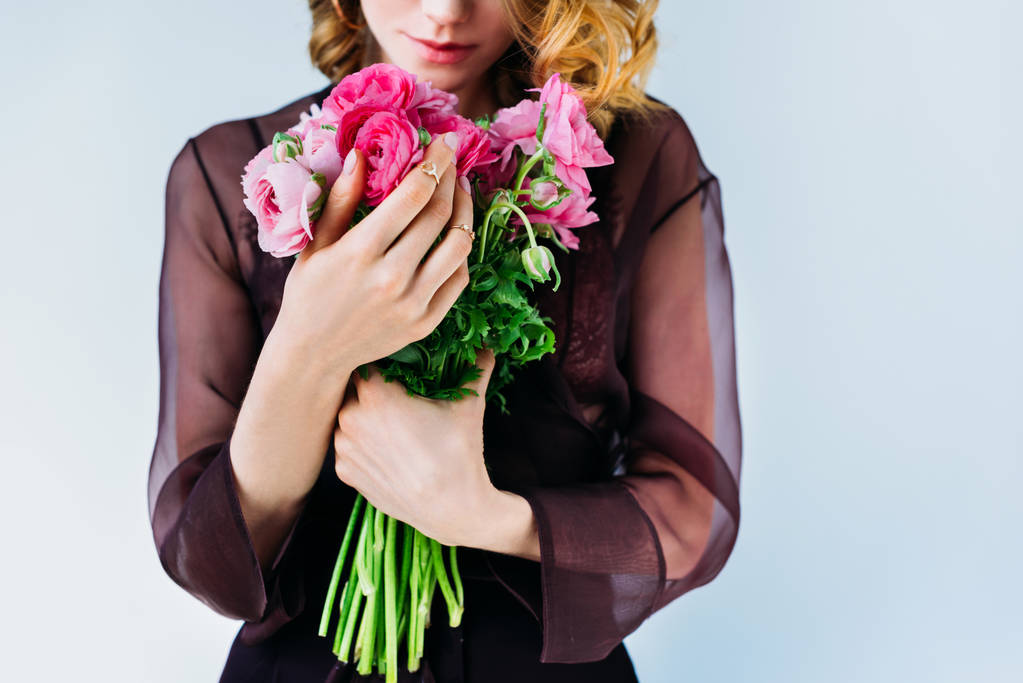 oříznuté záběr krásné mladé ženy držící něžně růžové květy izolované Grey  - Fotografie, Obrázek