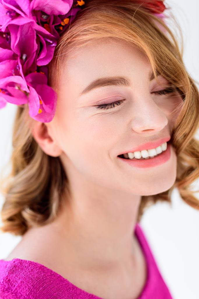 目を閉じて笑って花の花輪の美しい若い女性のクローズ アップの肖像画 - 写真・画像