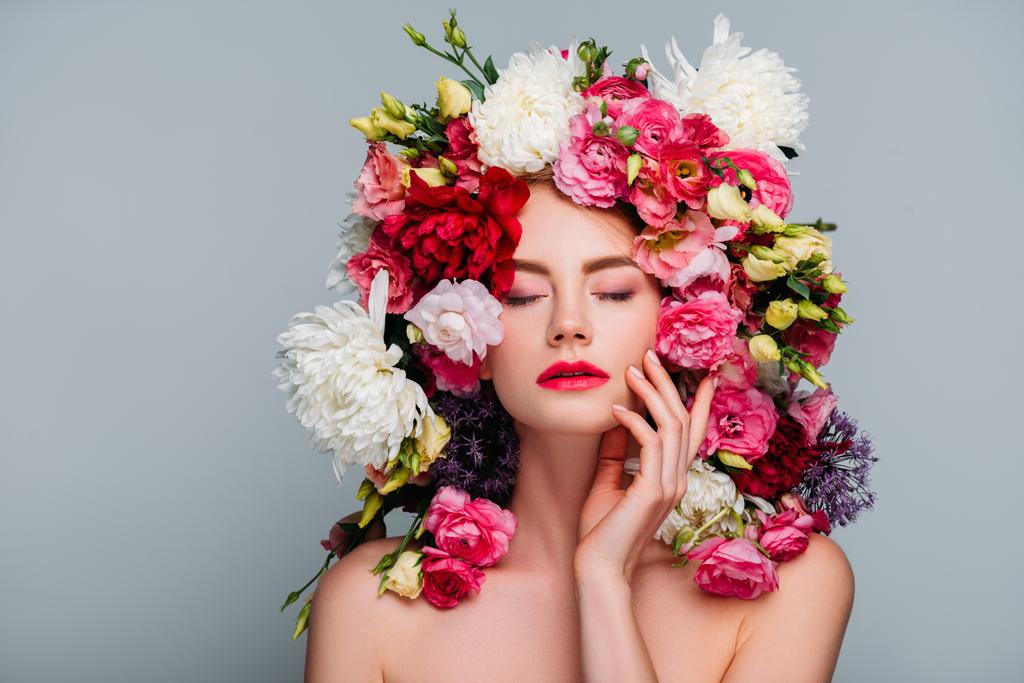 グレーに分離された花の花輪でポーズをとって目を閉じて美しい裸の女性の肖像画  - 写真・画像