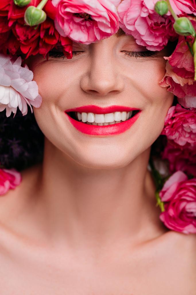 gyönyörű fiatal nő Virág Koszorú, mosolygós, csukott szemmel - Fotó, kép