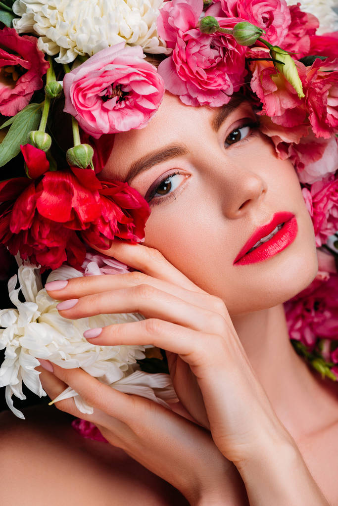 Close-up πορτρέτο του όμορφη νεαρή γυναίκα σε floral στεφάνι βλέπουν φωτογραφική μηχανή - Φωτογραφία, εικόνα