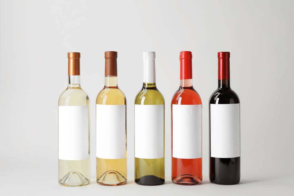 Bouteilles de vins délicieux avec des étiquettes vierges sur fond blanc
 - Photo, image