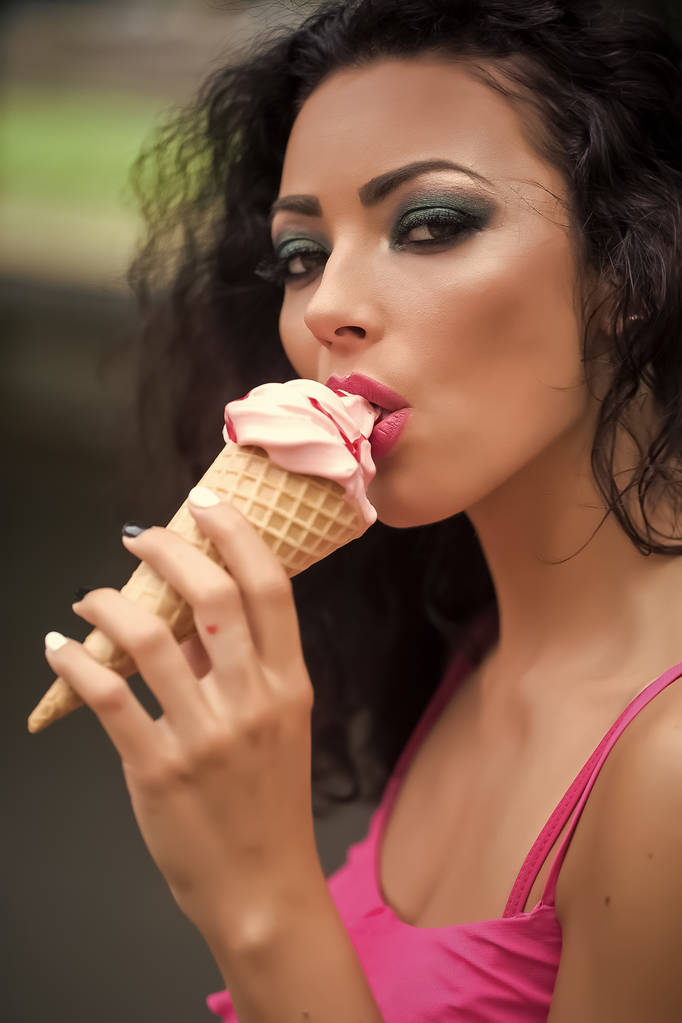 Чувственная сексуальная женщина. Сексуальная женщина ест мороженое
 - Фото, изображение