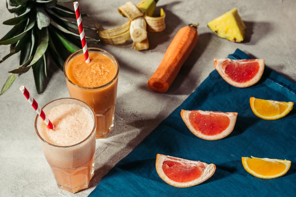 グラス ストローで果物と野菜のジュース - 写真・画像
