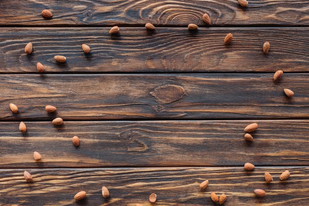 vista dall'alto di mandorle disposte su superficie di legno
 - Foto, immagini