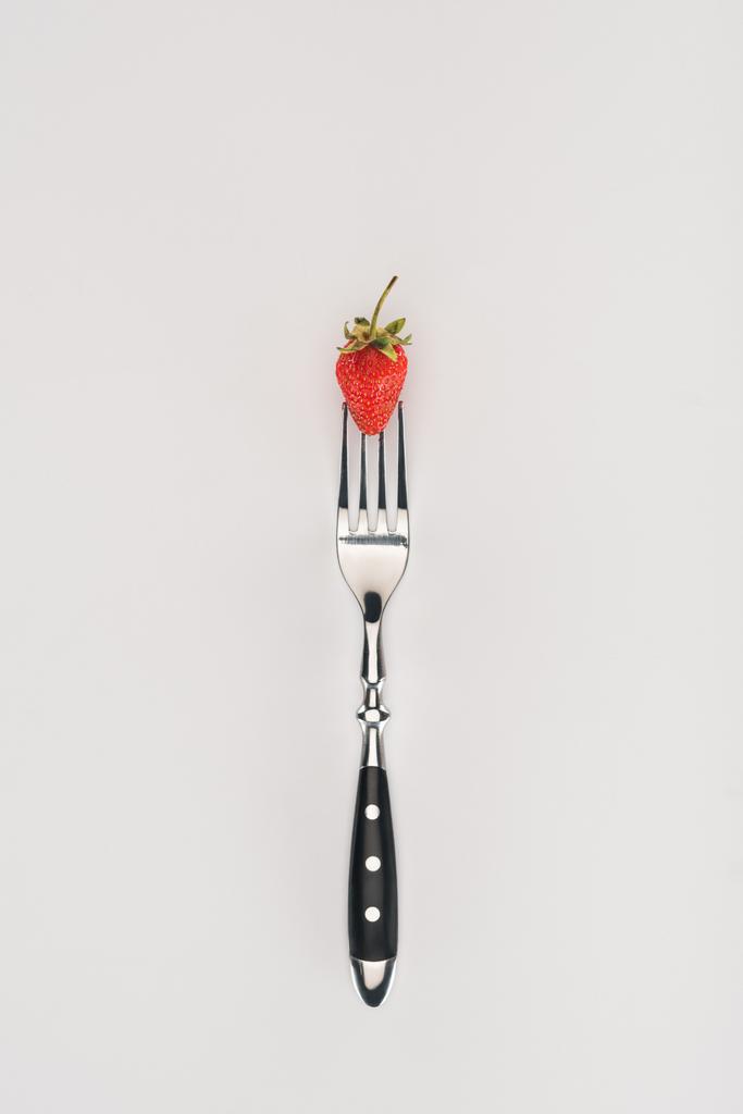 Fragola cruda su una forchetta isolata su fondo bianco
 - Foto, immagini