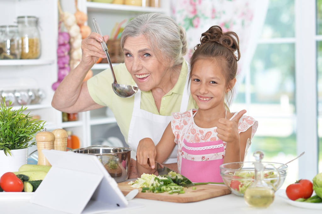 isoäiti ja lapsenlapsi valmistavat illallista
  - Valokuva, kuva