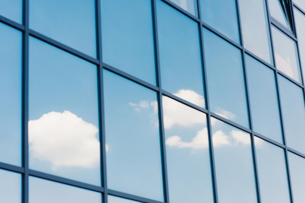 Небо и облака отражаются в окнах современного небоскреба
 - Фото, изображение