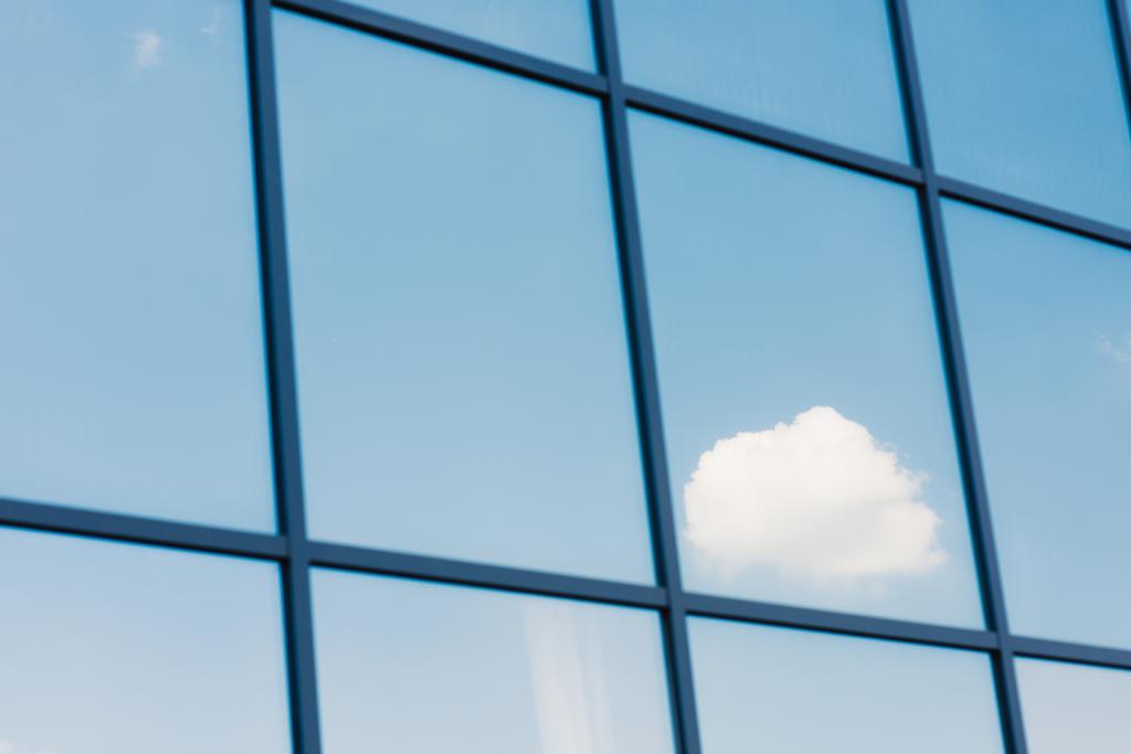 Gökyüzü ve bulutlar windows yansıması modern ofis binası - Fotoğraf, Görsel