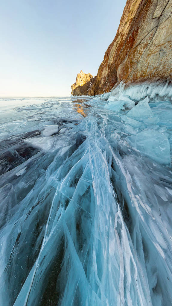 roche dans la glace du lac Baïkal, l'île d'Olkhon. Paysage panoramique, abstraction
. - Photo, image