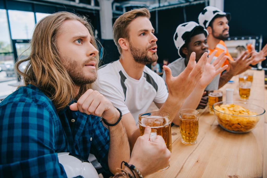 futball labda sapka, sört és nézi labdarúgó mérkőzés férfi Labdarúgás rajongók ideges multikulturális csoport bar - Fotó, kép