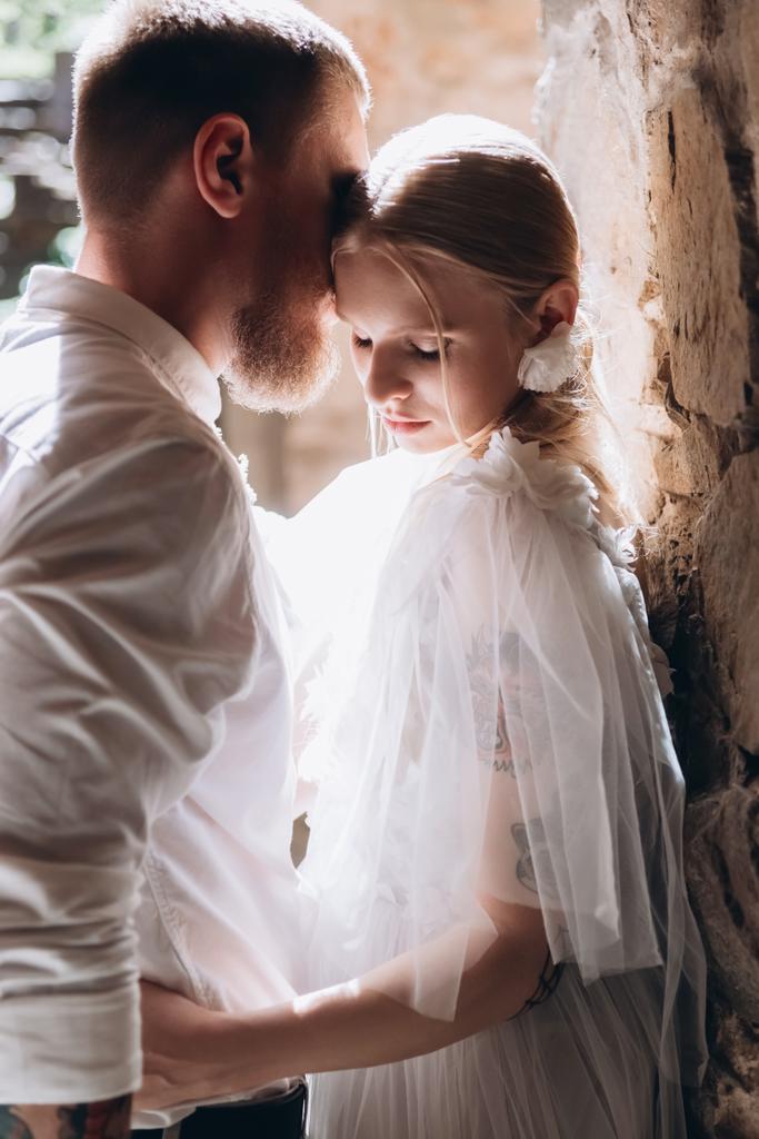 primo piano ritratto di attraente giovane coccole sposa e sposo
 - Foto, immagini