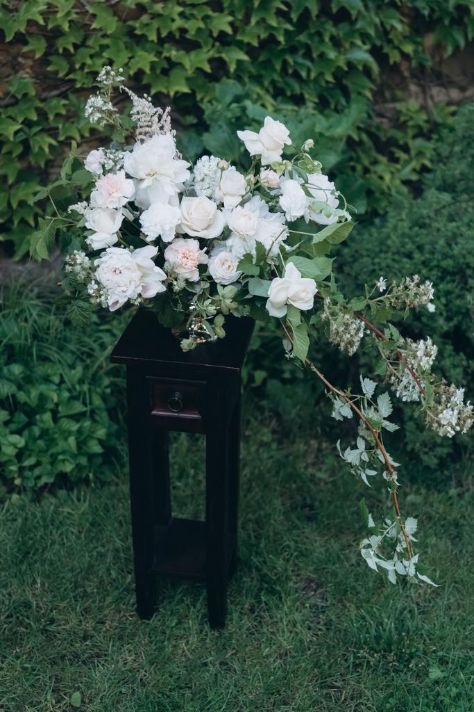 beau bouquet floral blanc comme décoration de mariage sur pied dans le jardin
 - Photo, image