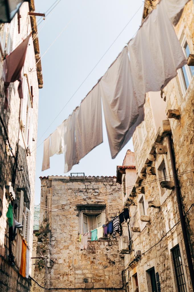 vista de baixo ângulo da lavanderia e rua vazia da cidade estreita em Dubrovnik, Croácia
 - Foto, Imagem