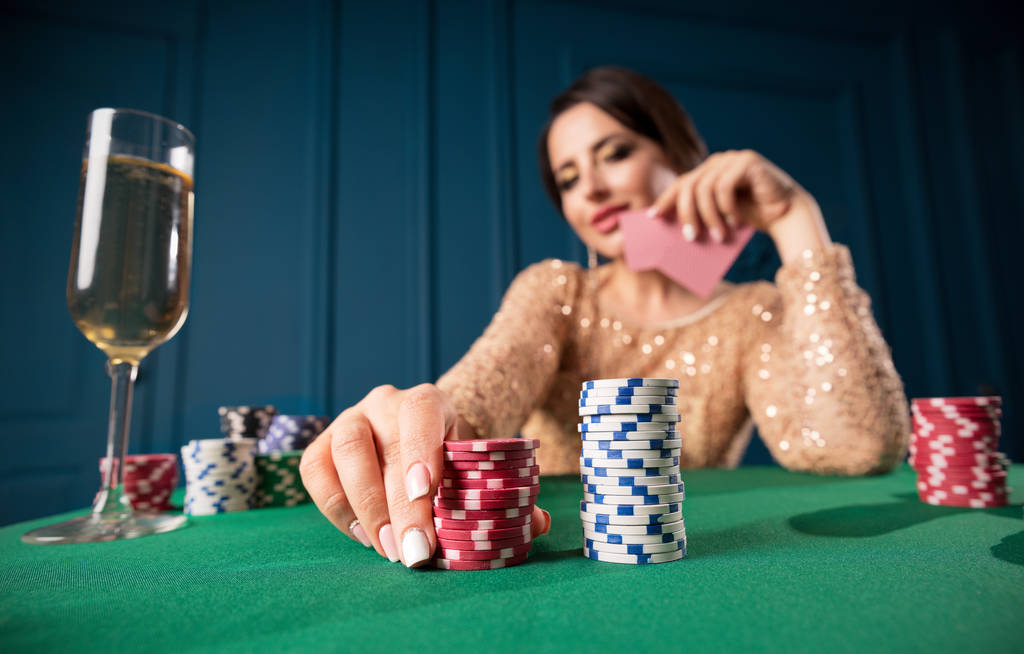 Jeune femme jouant au casino
 - Photo, image