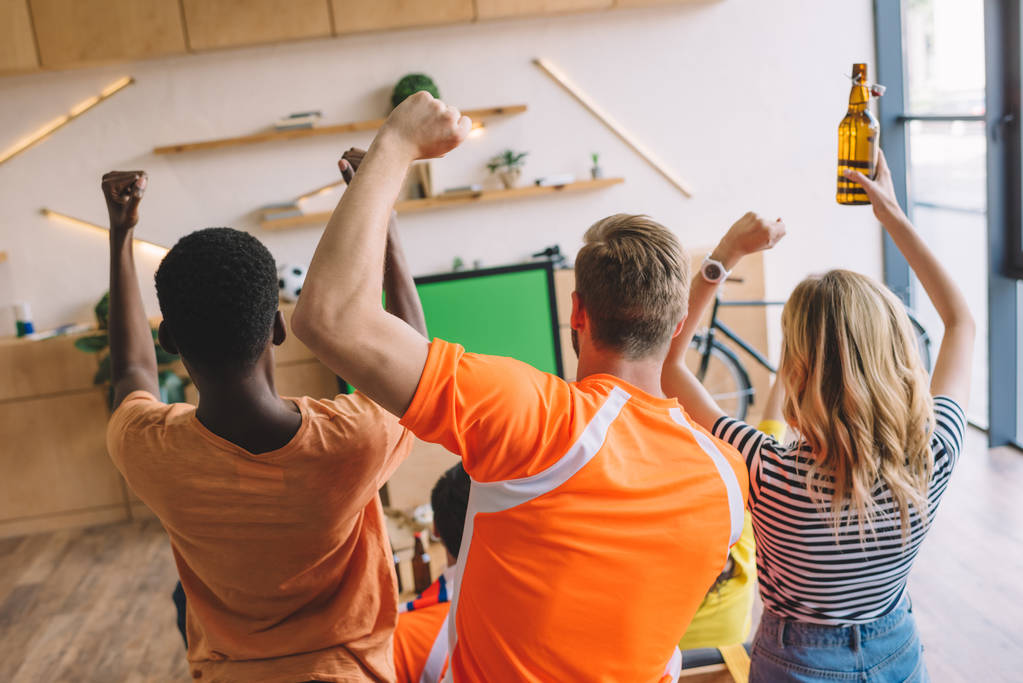 visão de alto ângulo do grupo de amigos celebrando e fazendo sim gestos enquanto assiste jogo de futebol em casa
 - Foto, Imagem