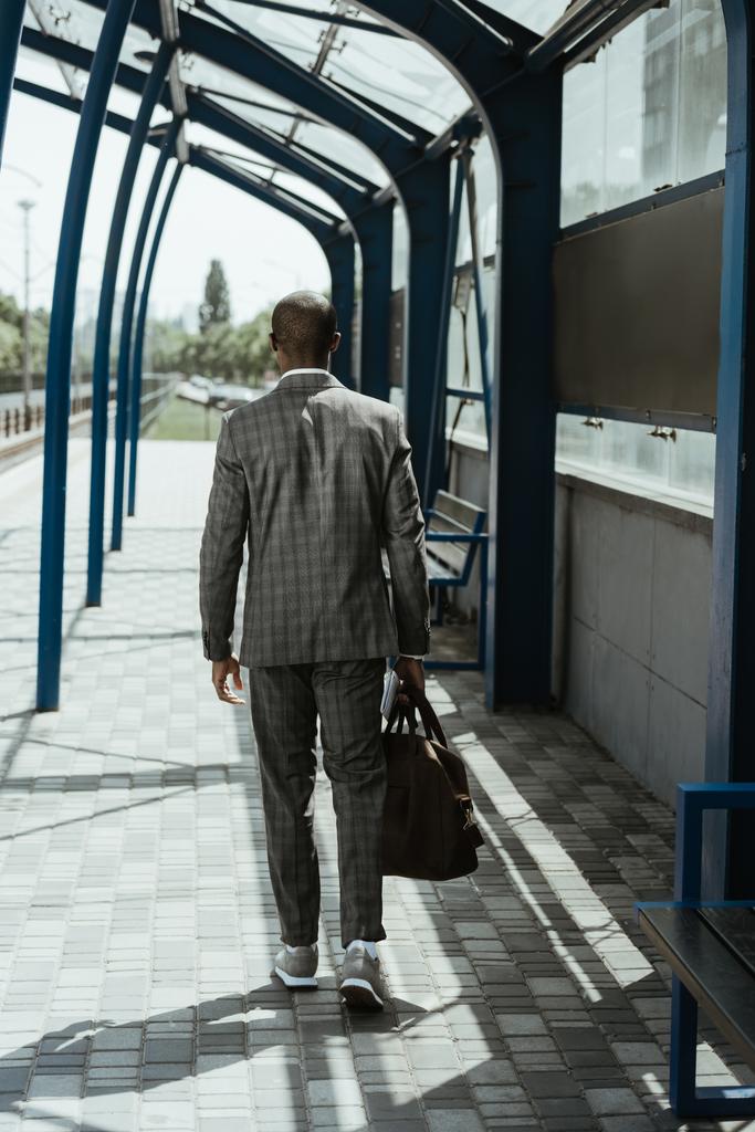 Stijlvolle vertrouwen zakenman lopen op treinstation - Foto, afbeelding