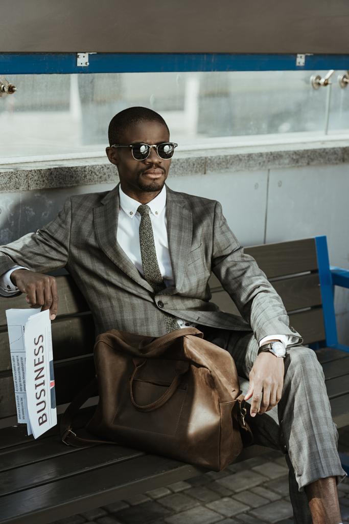 Empresário afro-americano vestindo terno descansando no banco da cidade
 - Foto, Imagem
