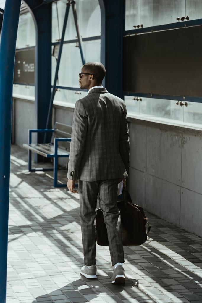 Selbstbewusster Geschäftsmann läuft auf ÖPNV-Station - Foto, Bild