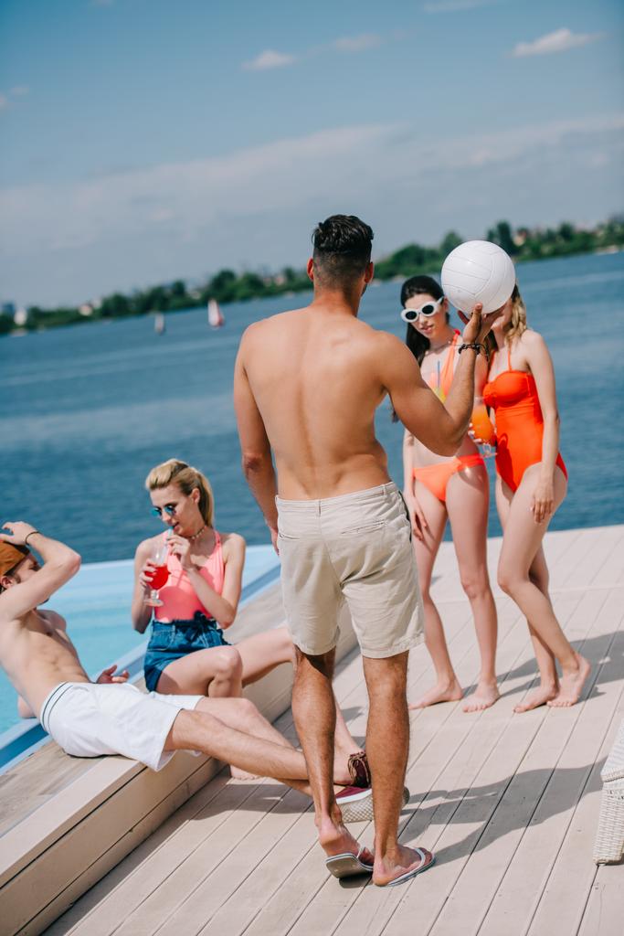 Jugendliche verbringen Zeit mit Ball und Sommercocktails am Strand - Foto, Bild