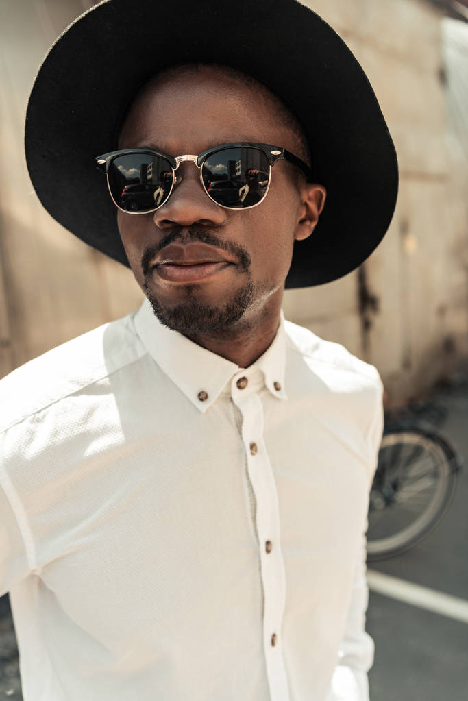 Przystojny młodzieniec Afroamerykanów w kapelusz i okulary przeciwsłoneczne - Zdjęcie, obraz
