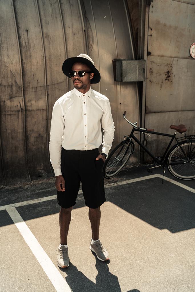 Uomo afro-americano alla moda con cappello fedora e occhiali da sole
 - Foto, immagini