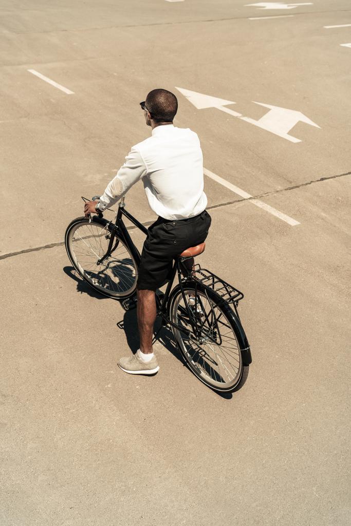 Moda Afrikalı-Amerikalı adam binicilik bisiklet Caddesi üzerinde - Fotoğraf, Görsel