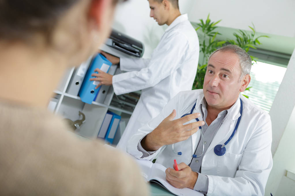 врач консультирует пациента перед операцией на гланде
 - Фото, изображение