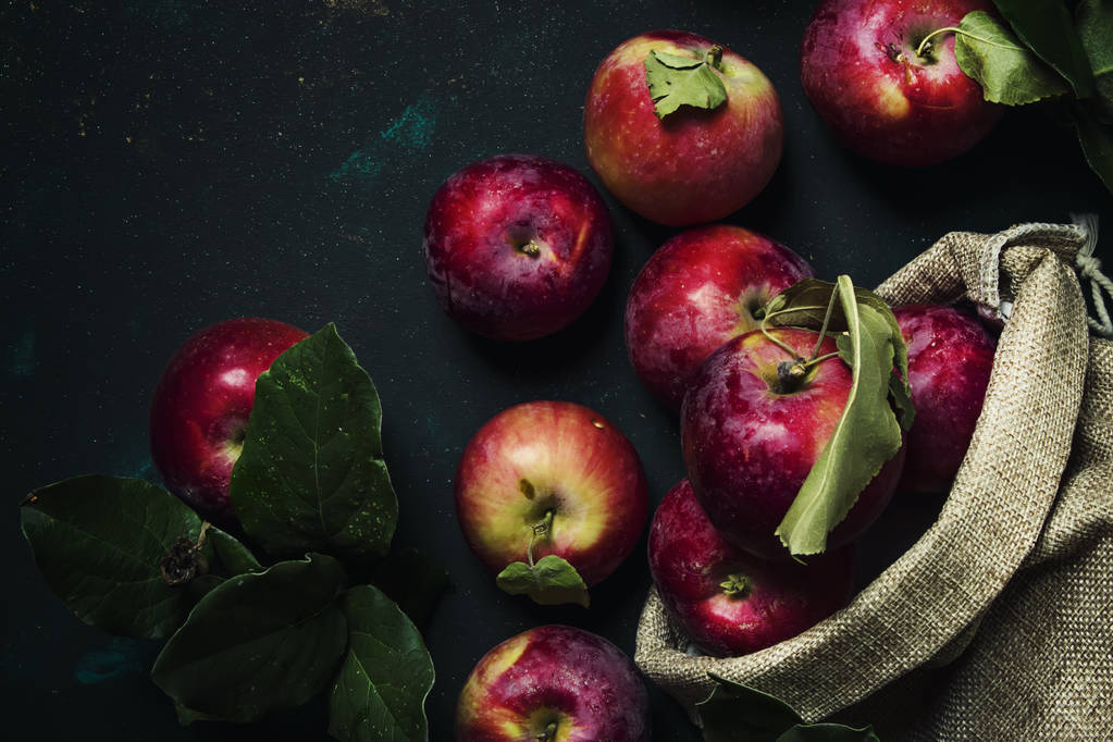 Красные яблоки, осенний сбор урожая, продовольственный фон, вид сверху
 - Фото, изображение