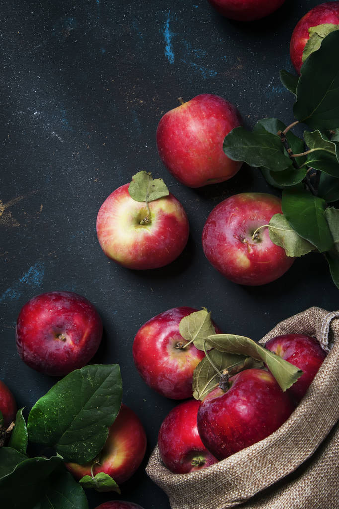 Manzanas rojas, cosecha de otoño, fondo alimenticio, vista superior
 - Foto, imagen
