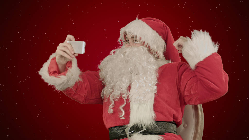 Santa Claus autoportret na czerwonym tle z śniegu - Zdjęcie, obraz