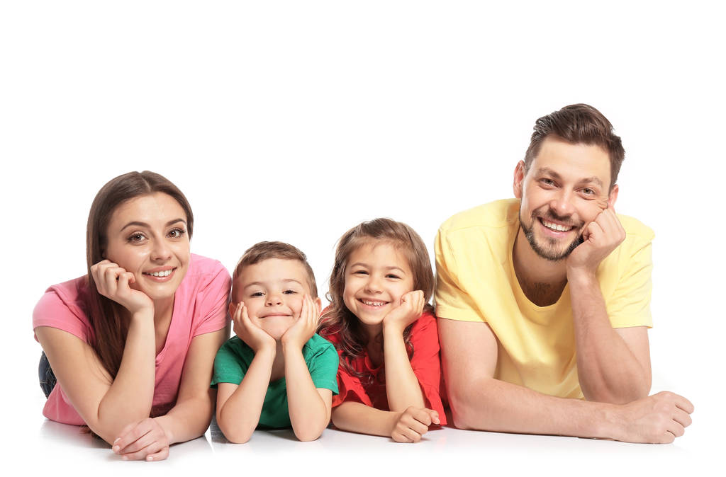 Ευτυχισμένη οικογένεια με χαριτωμένα παιδιά σε λευκό φόντο - Φωτογραφία, εικόνα