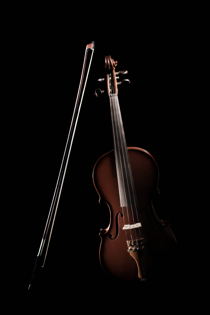 Violín instrumento musical de orquesta. Instrumentos de música clásica. Violín aislado sobre fondo negro
 - Foto, Imagen