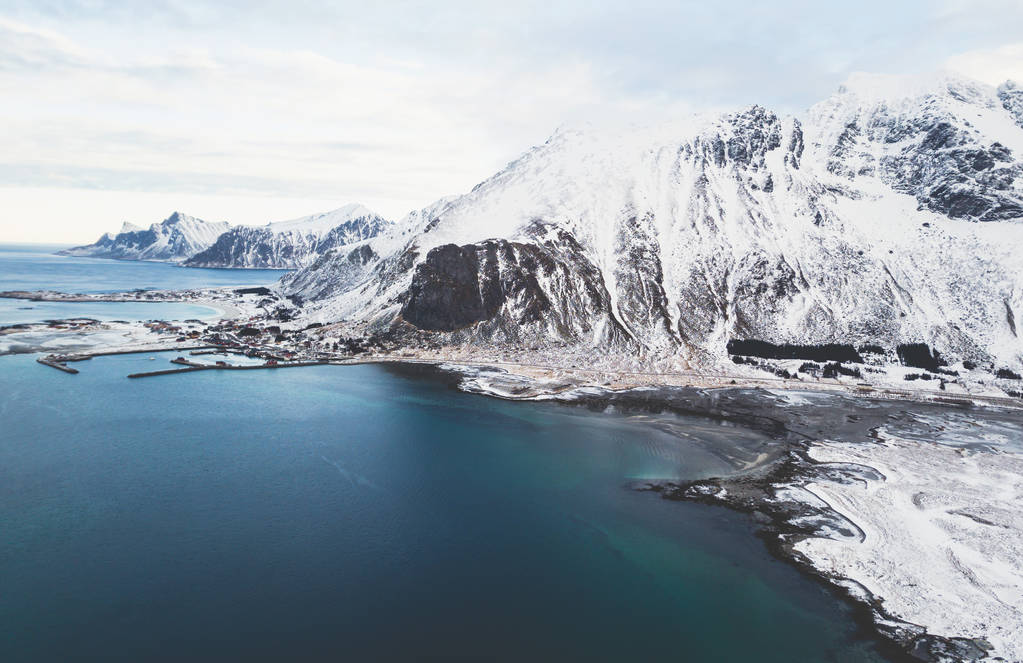 Letecká zimní pohled Lofot, Nordland, Norsko, s fjord, silniční, mostu a hory, střílel z DRONY - Fotografie, Obrázek
