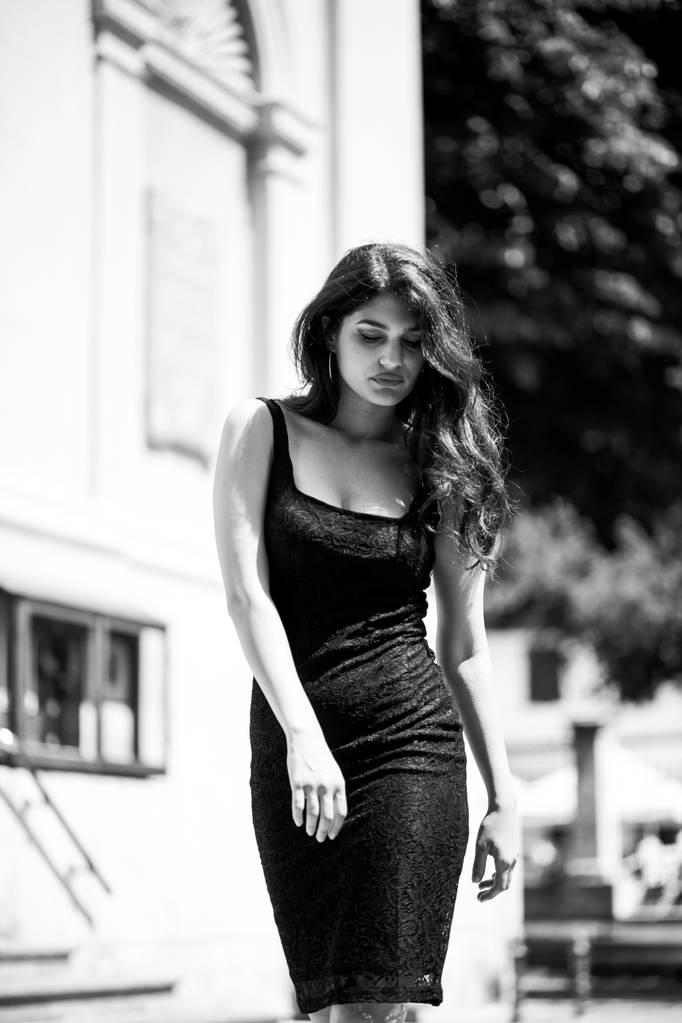 foto di giovane donna bruna in abito nero, bianco e nero
 - Foto, immagini