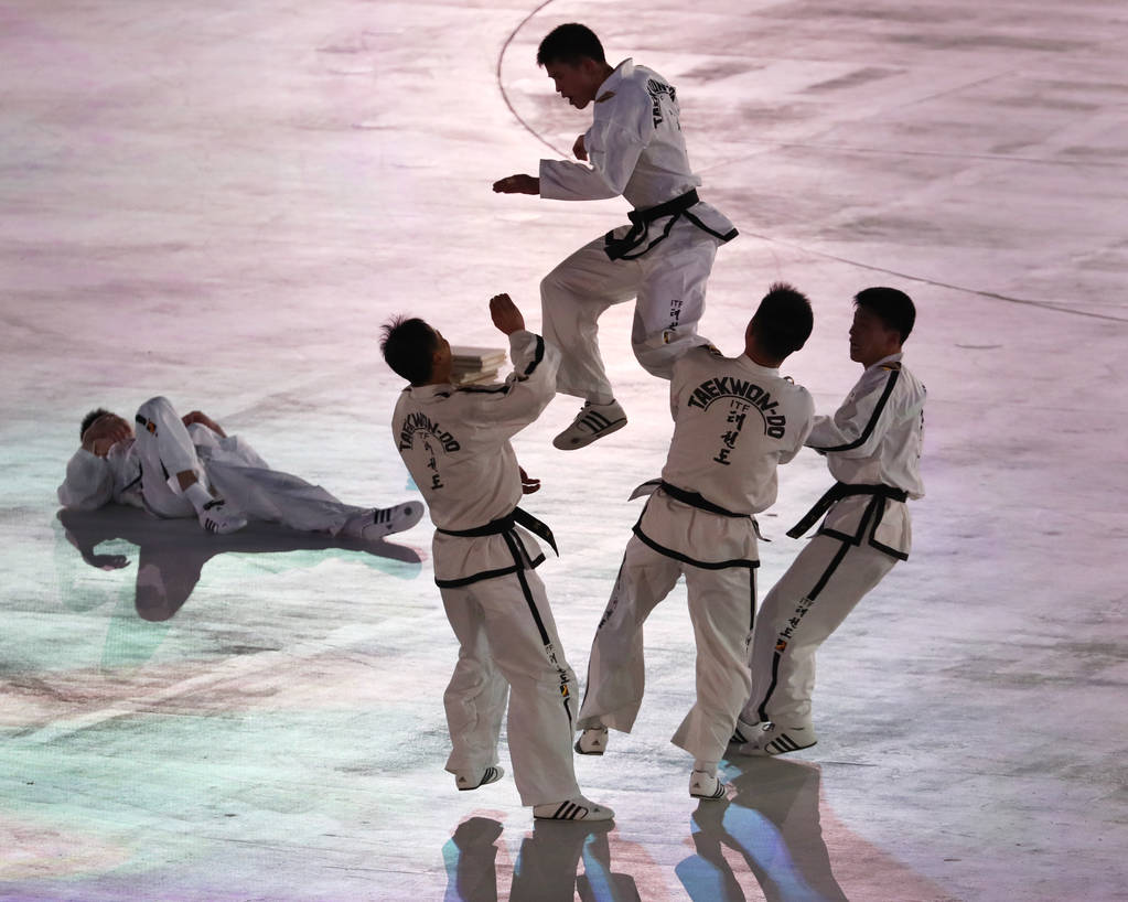 PYEONGCHANG, ΝΟΤΙΑ ΚΟΡΕΑ - 9 ΦΕΒΡΟΥΑΡΙΟΥ 2018: Η ομάδα North-South taekwondo δίνει παραστάσεις πριν από την τελετή έναρξης των Χειμερινών Ολυμπιακών Αγώνων Pyeongchang 2018 στο Ολυμπιακό Στάδιο Pyeongchang - Φωτογραφία, εικόνα